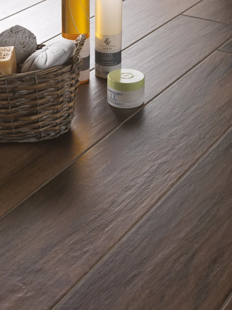 Gres Marazzi TREVERKMOOD efekt drewno - aranzacja w przestronnym holu