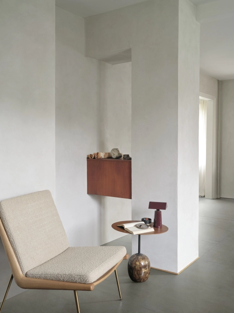 Gres Marazzi SLOW COLD efekt terakota - aranzacja w korytarzu z naturalnym swiatlem