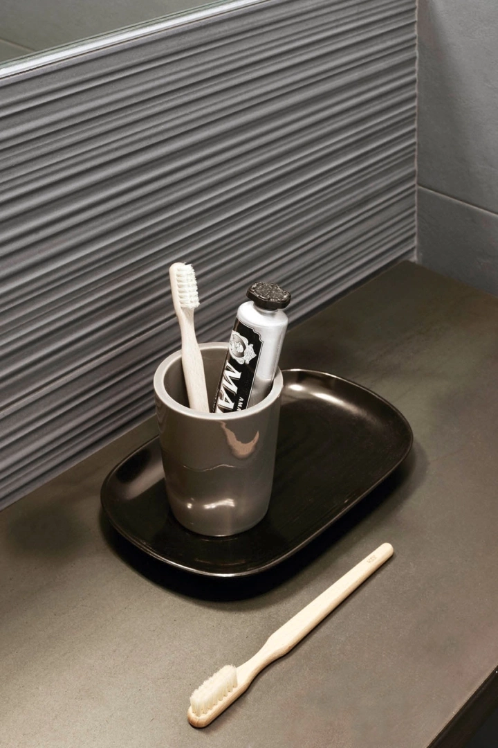 Gres Marazzi CHALK efekt beton - aranzacja w korytarzu z naturalnym swiatlem