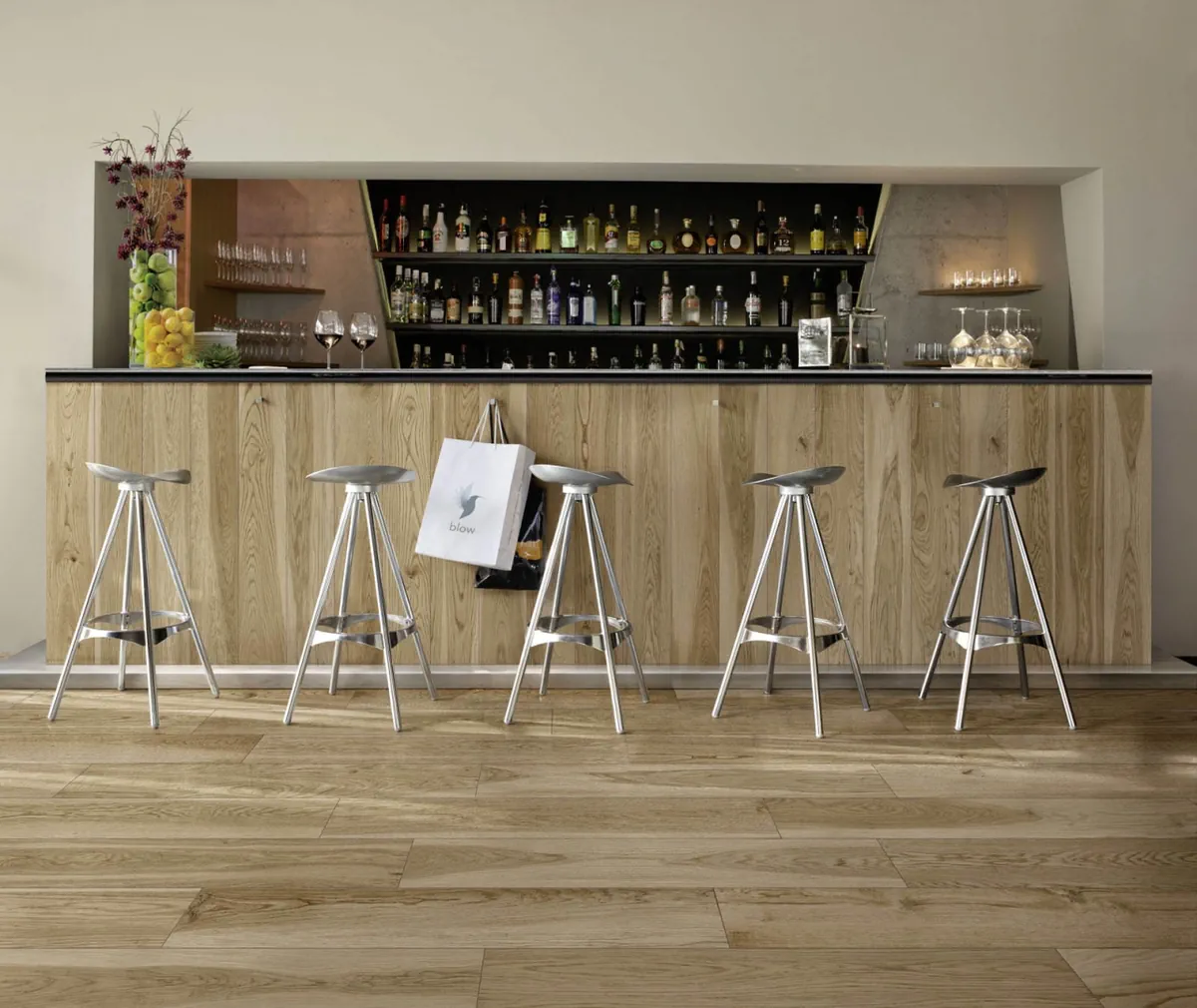 Gres Marazzi TREVERKMORE efekt drewno, - aranzacja w przestronnym holu