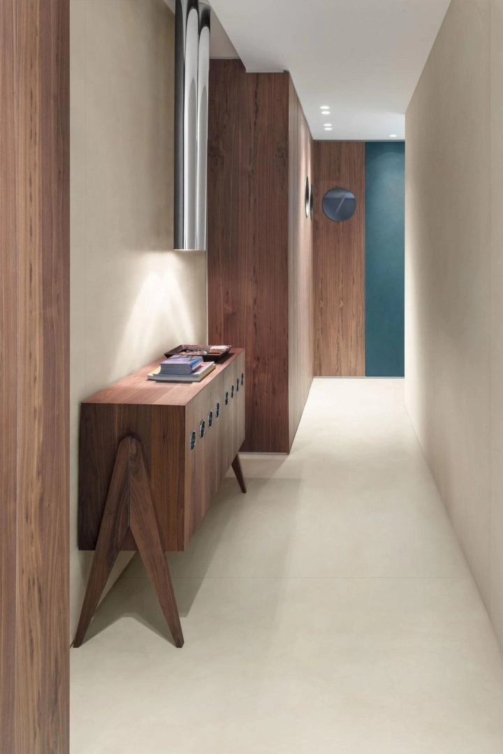 Gres Marazzi GRANDE RESIN LOOK efekt żywica - aranzacja w minimalistycznym wnetrzu