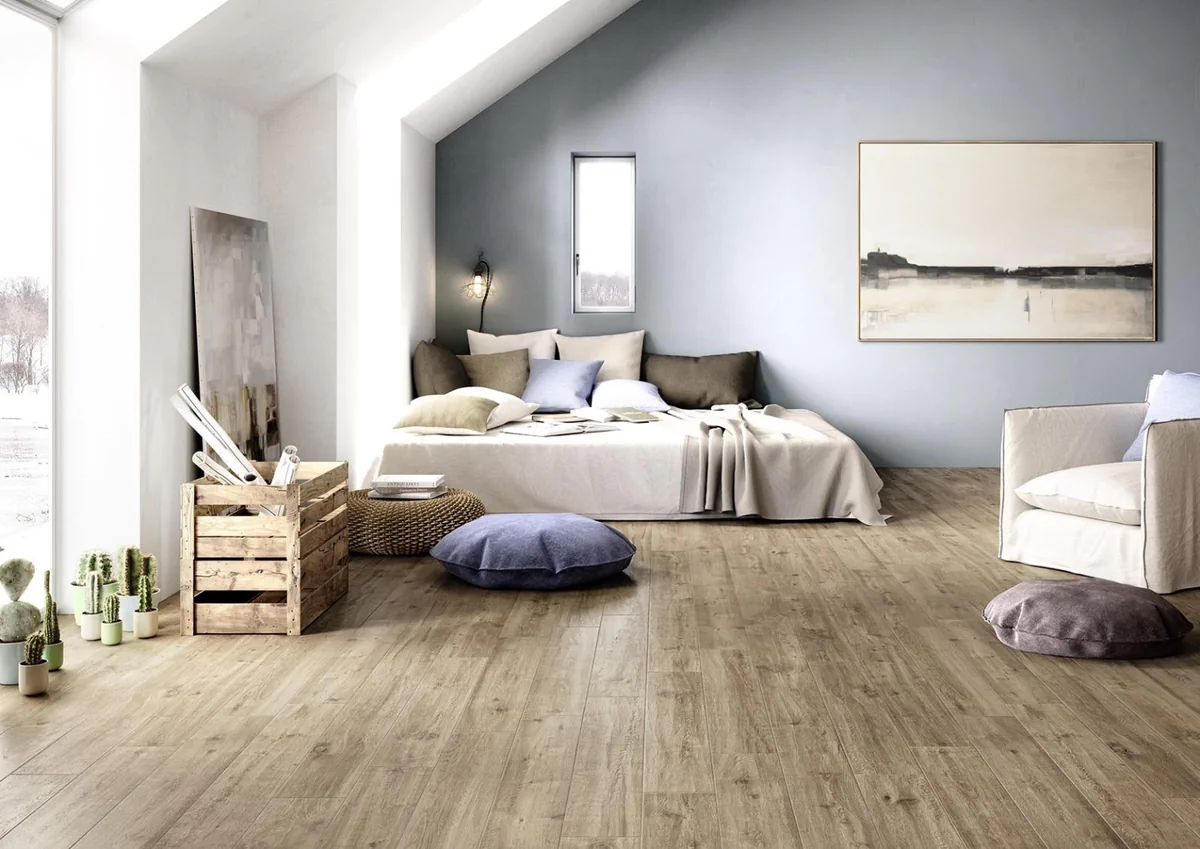 Gres Marazzi TREVERKWAY efekt drewno - aranzacja w korytarzu z naturalnym swiatlem
