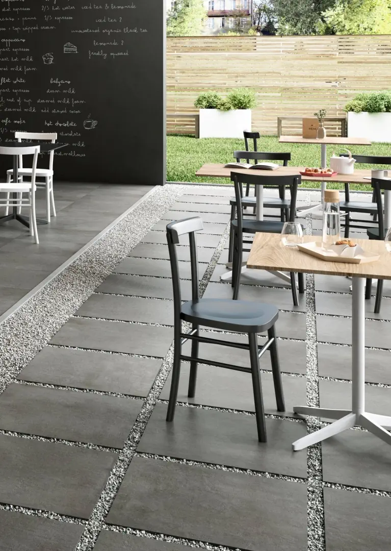 Gres Marazzi PLASTER efekt beton - aranzacja w przestronnym holu
