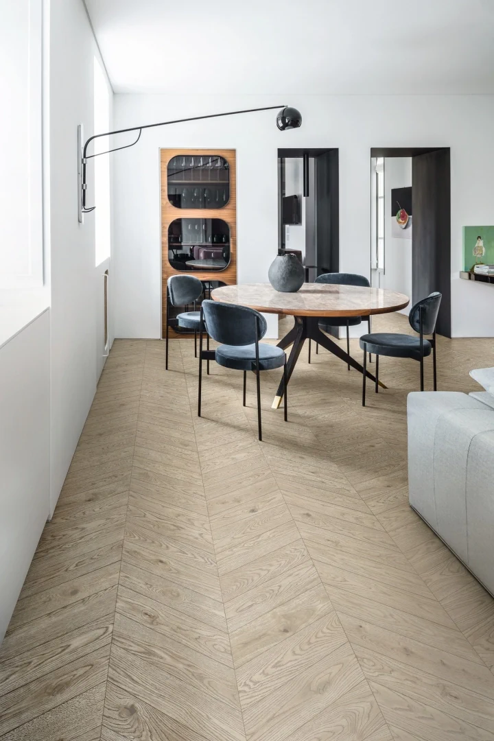 Gres Marazzi VIVO efekt drewno - aranzacja w przestronnym holu