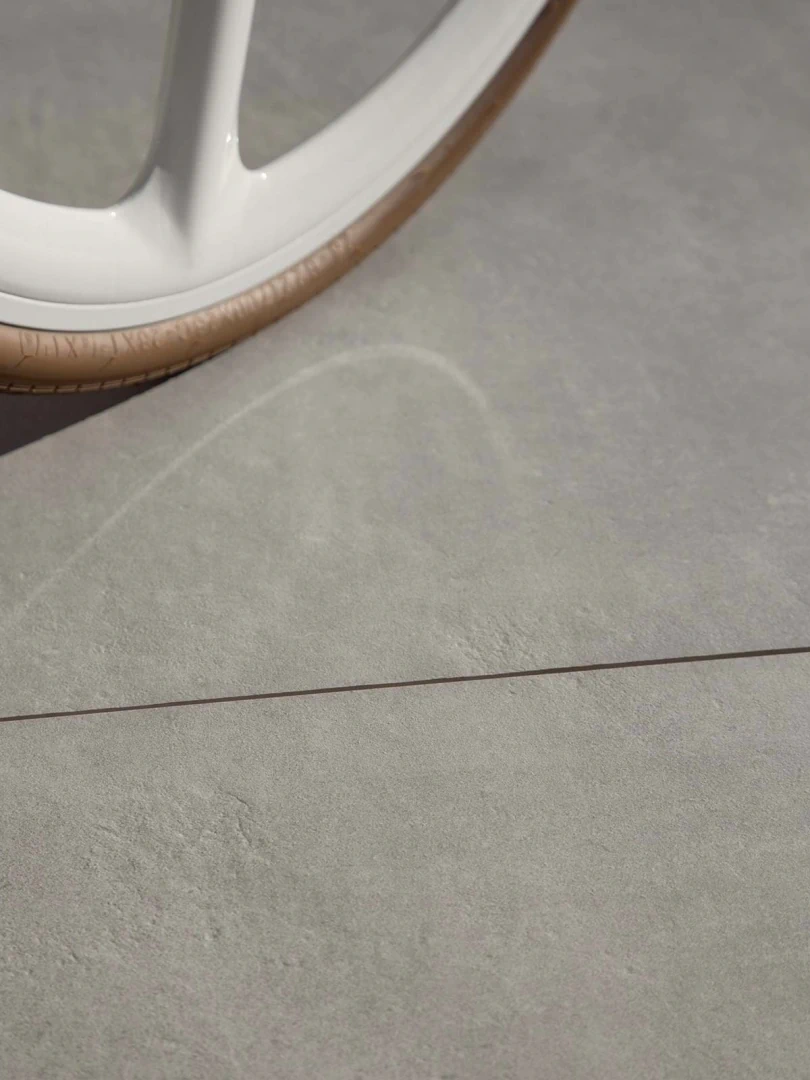 Gres Marazzi PLASTER efekt beton - aranzacja w strefie dziennej z duzymi przeszkleniami