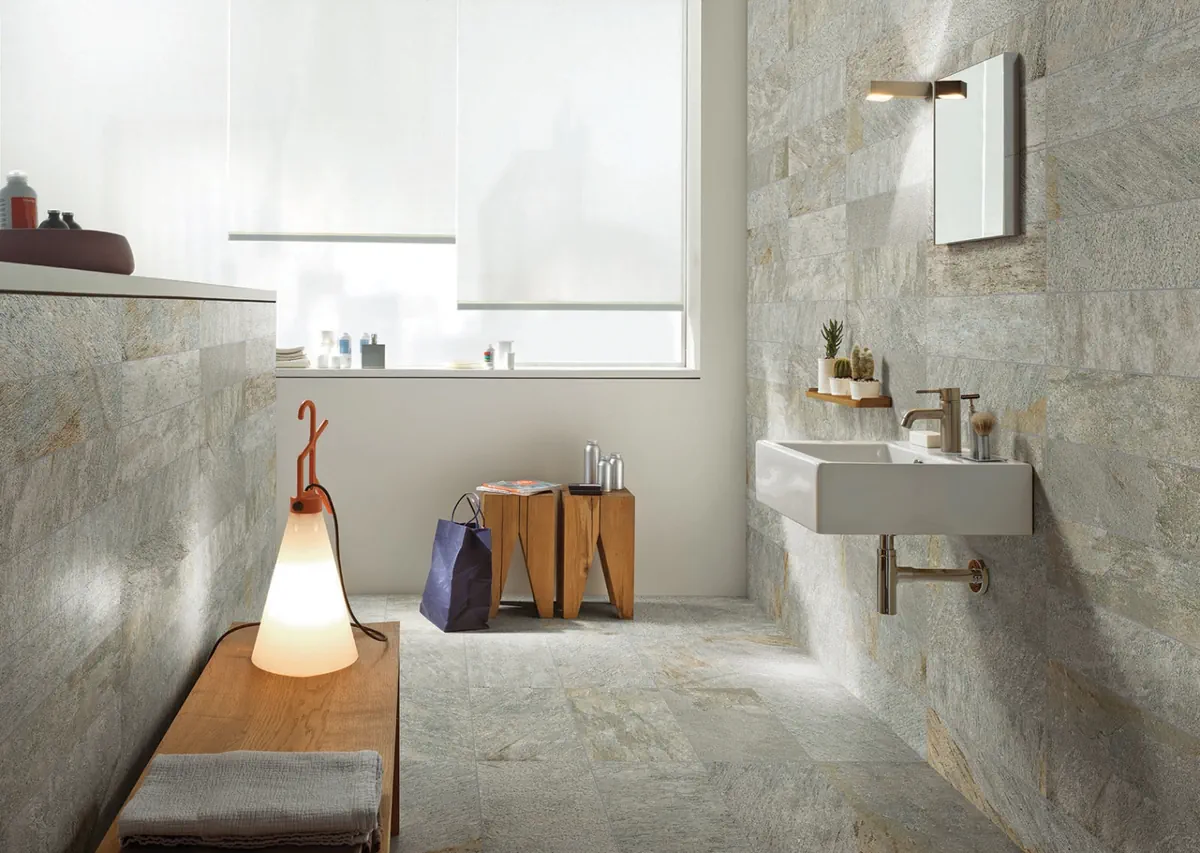 Gres Marazzi MULTIQUARTZ efekt kamień - aranzacja w strefie dziennej z duzymi przeszkleniami