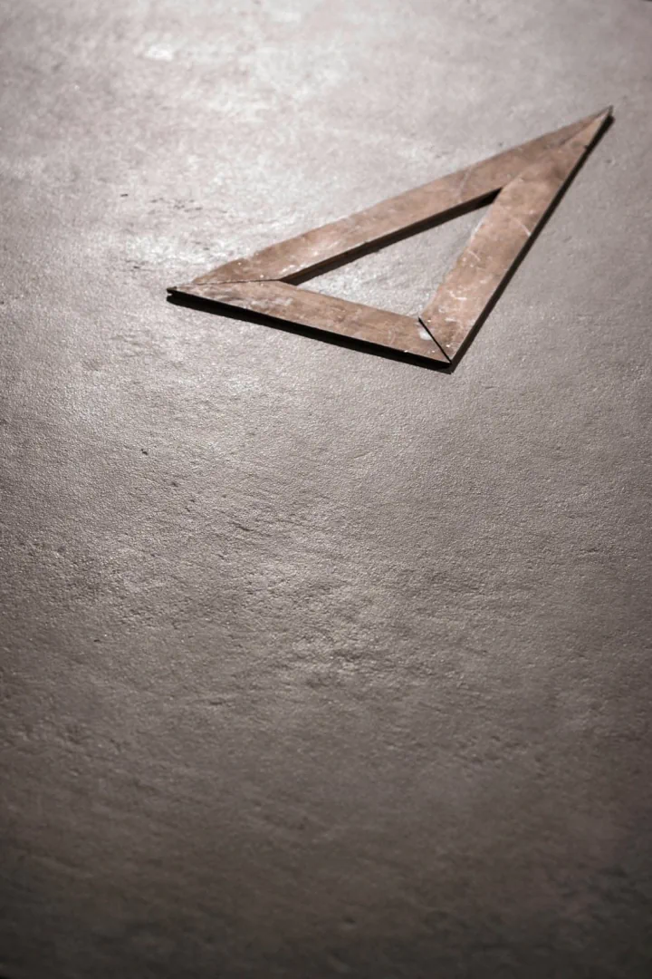 Gres Marazzi POWDER efekt beton - aranzacja w korytarzu z naturalnym swiatlem