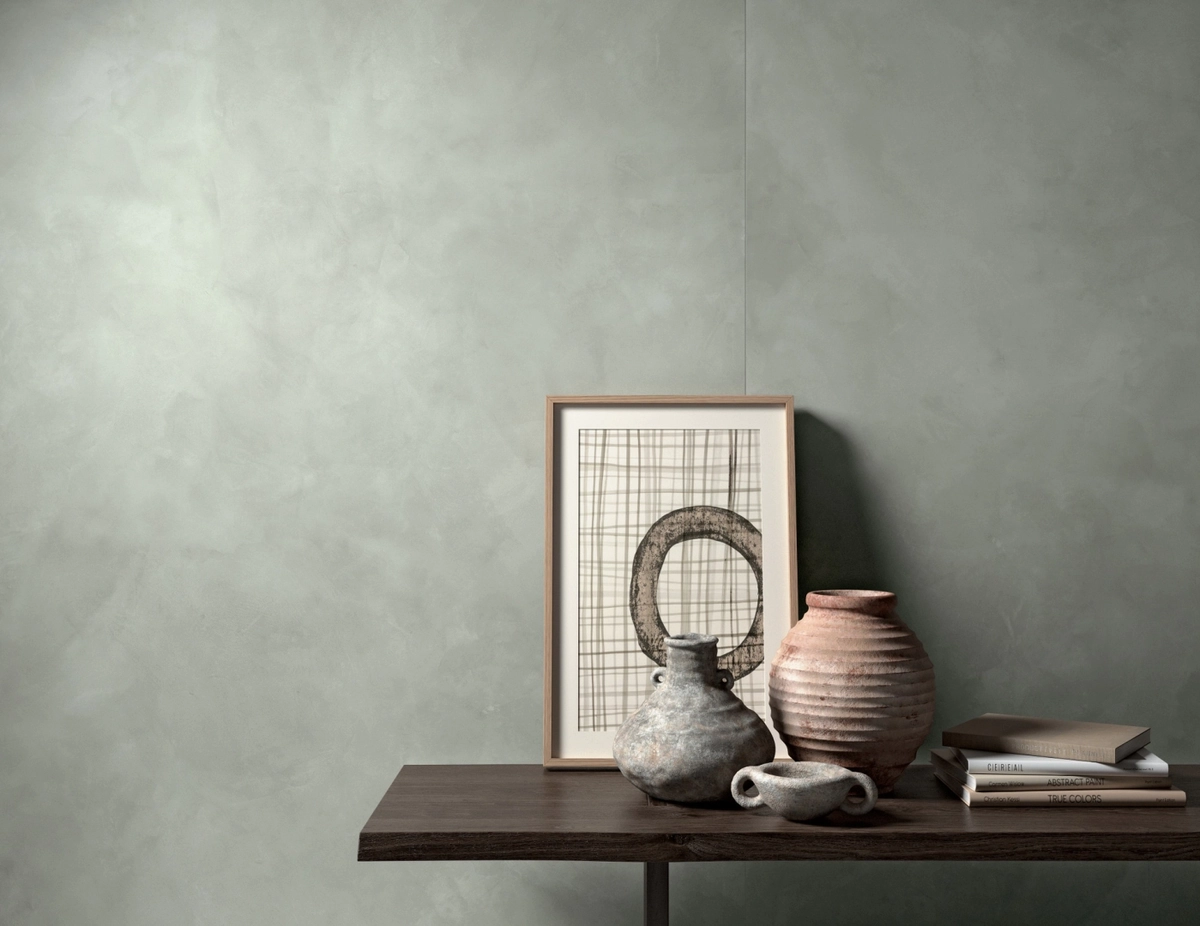 Gres Mirage CLAY efekt beton - aranzacja w korytarzu z naturalnym swiatlem
