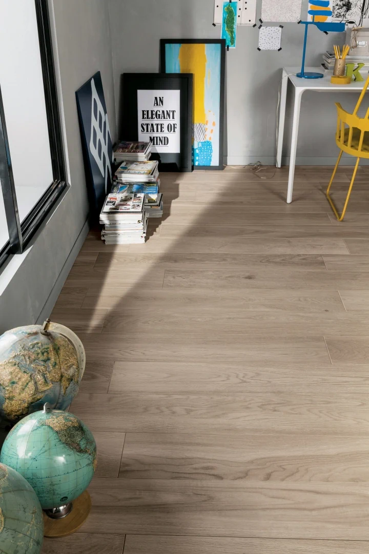 Gres Mirage SIGNATURE efekt drewno - aranzacja w nowoczesnym salonie