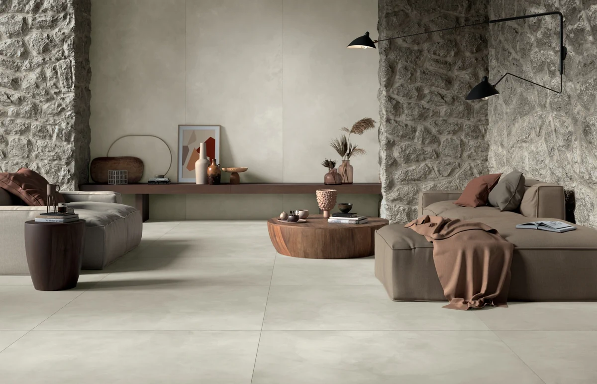 Gres Mirage CLAY efekt beton - aranzacja w przestronnym holu