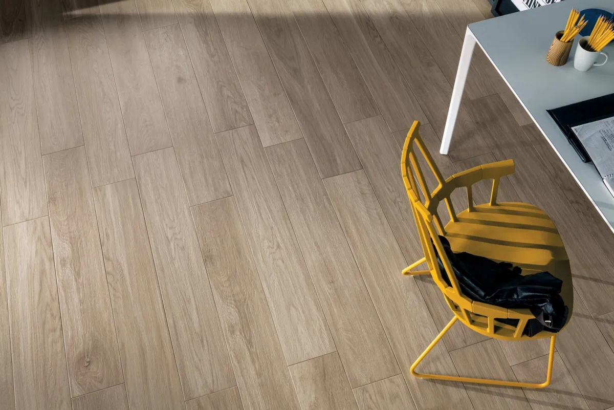 Gres Mirage SIGNATURE efekt drewno - aranzacja w elewacji domu