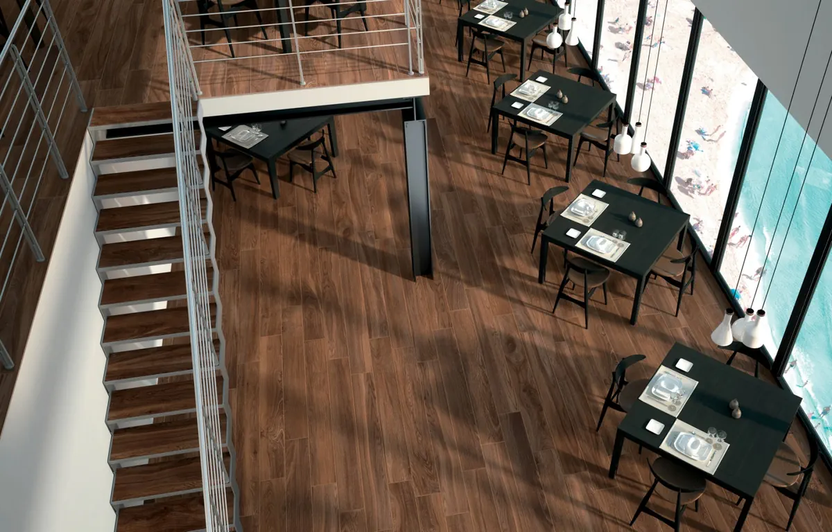 Gres Mirage SIGNATURE efekt drewno - aranzacja w przy kominku