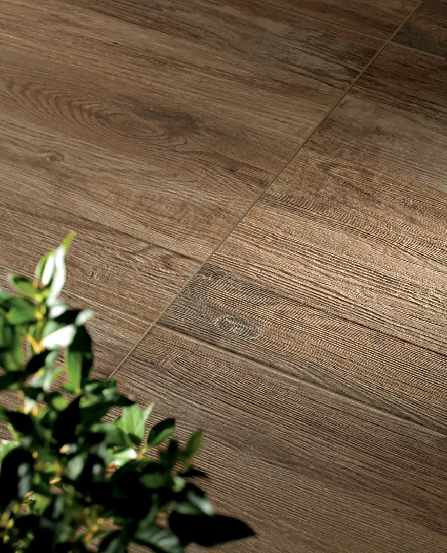 Gres Mirage NAU efekt drewno - aranzacja w minimalistycznym wnetrzu