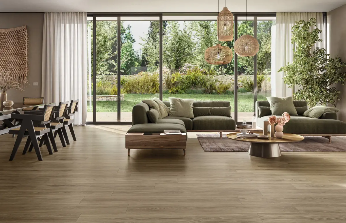 Gres Mirage OUDH efekt drewno - aranzacja w strefie dziennej z duzymi przeszkleniami