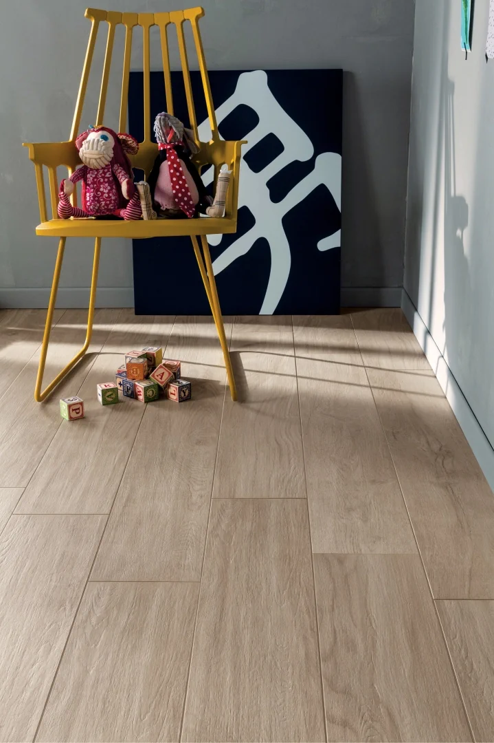 Gres Mirage SIGNATURE efekt drewno - aranzacja w przestronnym holu