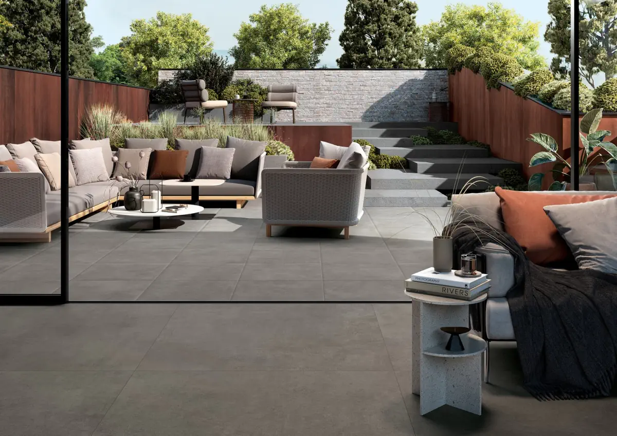 Gres Mirage GLOCAL efekt beton - aranzacja w strefie dziennej z duzymi przeszkleniami