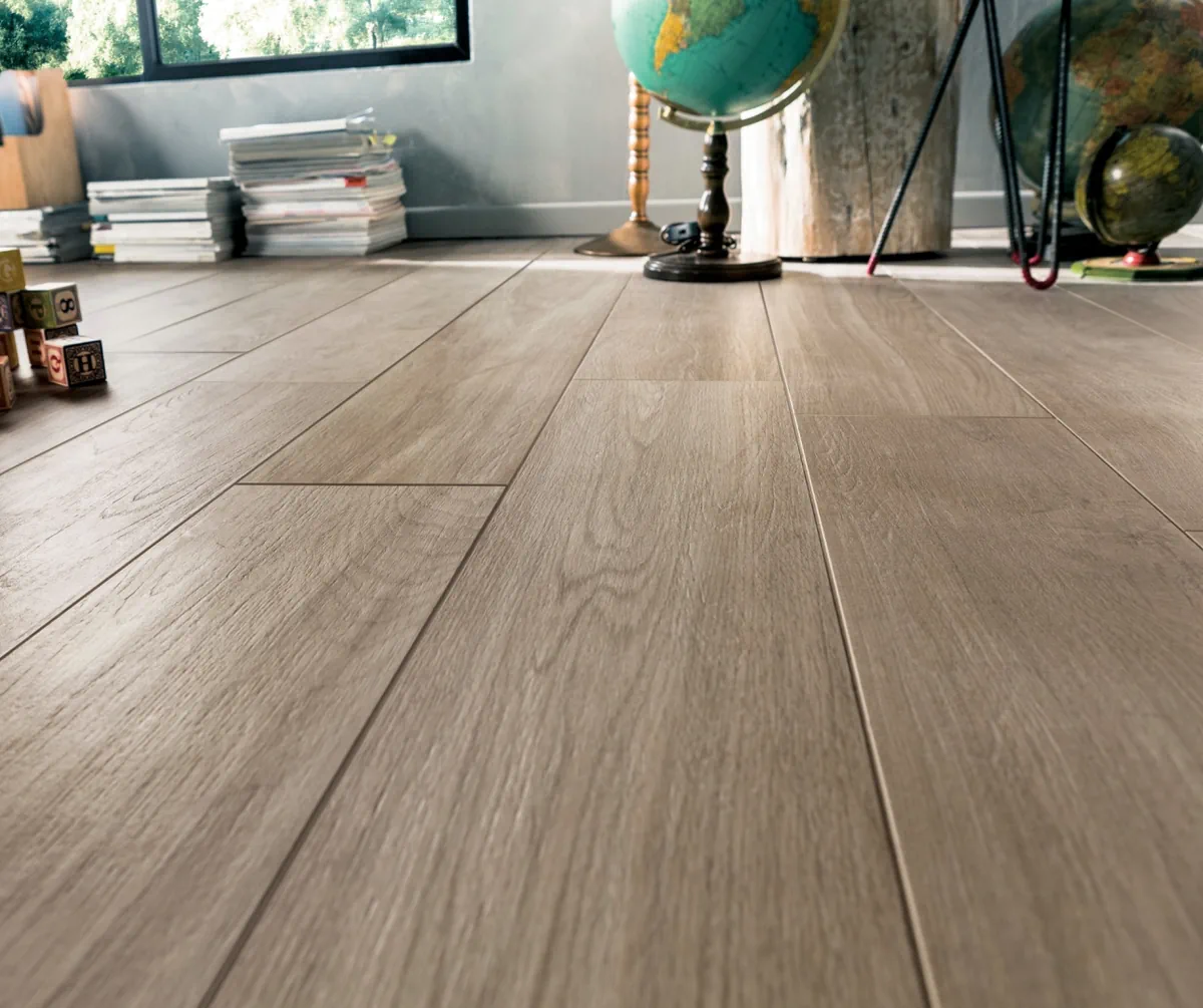 Gres Mirage SIGNATURE efekt drewno - aranzacja w korytarzu z naturalnym swiatlem
