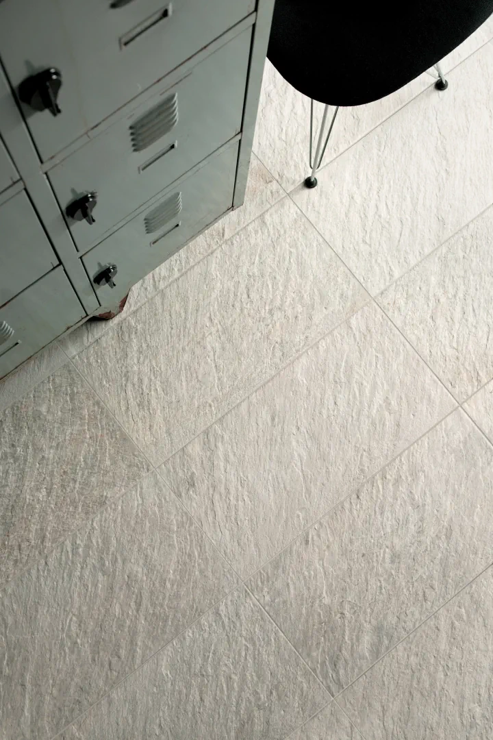 Gres Mirage QUARZITI 2.0 efekt kamień - aranzacja w minimalistycznym wnetrzu