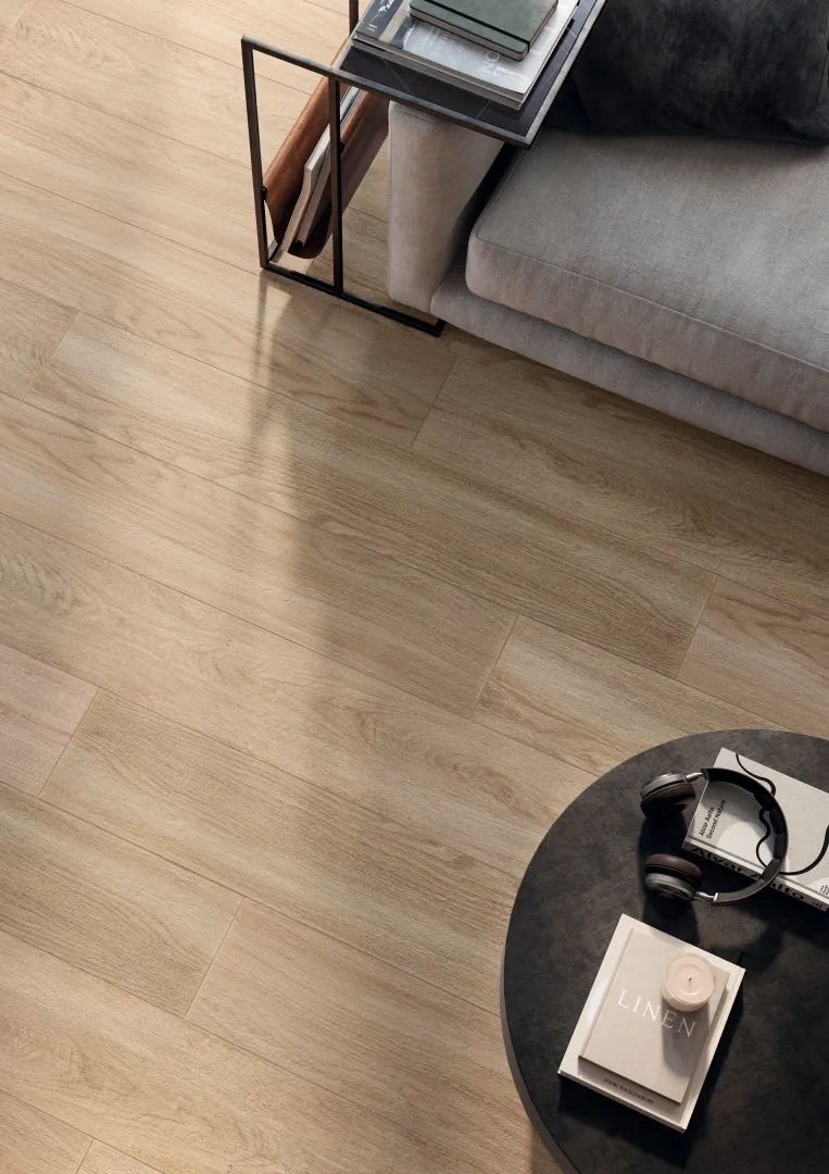 Gres Mirage SIGNATURE efekt drewno - aranzacja w przestronnym holu