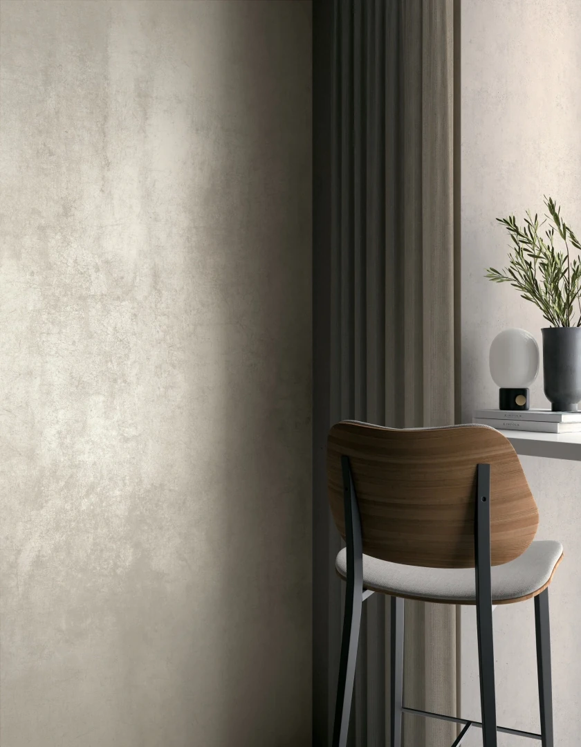 Gres Mirage LEMMY efekt metal, kamień - aranzacja w minimalistycznym wnetrzu