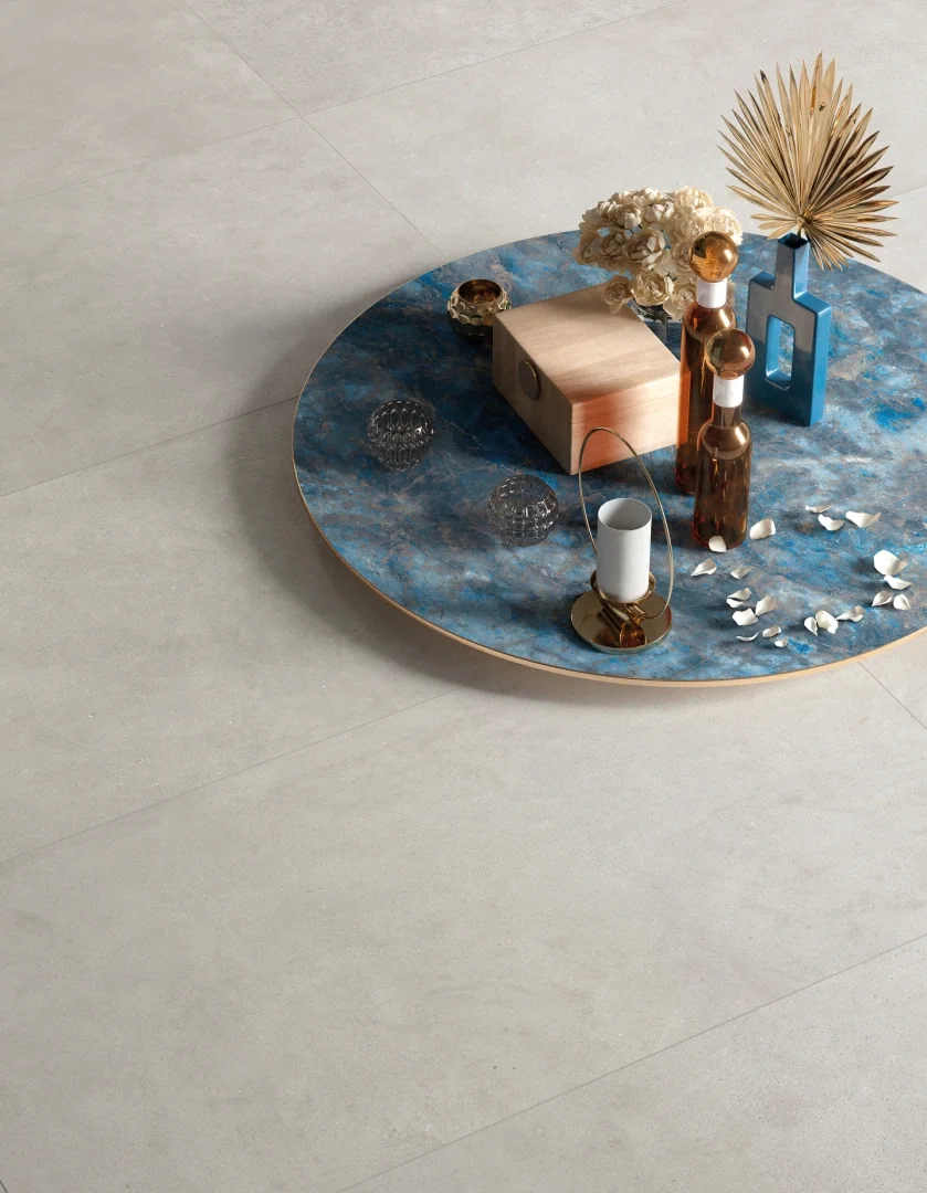 Gres Mirage VICEVERSA efekt terrazzo, kamień - aranzacja w nowoczesnym salonie
