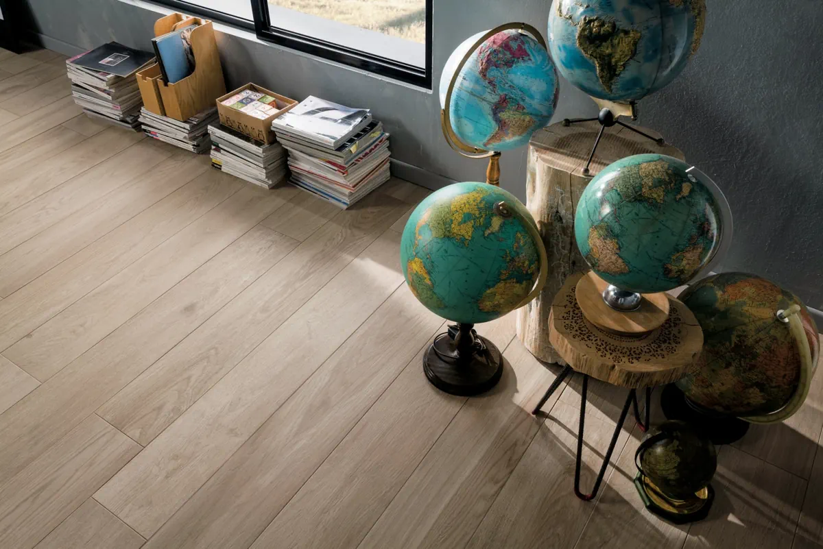 Gres Mirage SIGNATURE efekt drewno - aranzacja w przy kominku