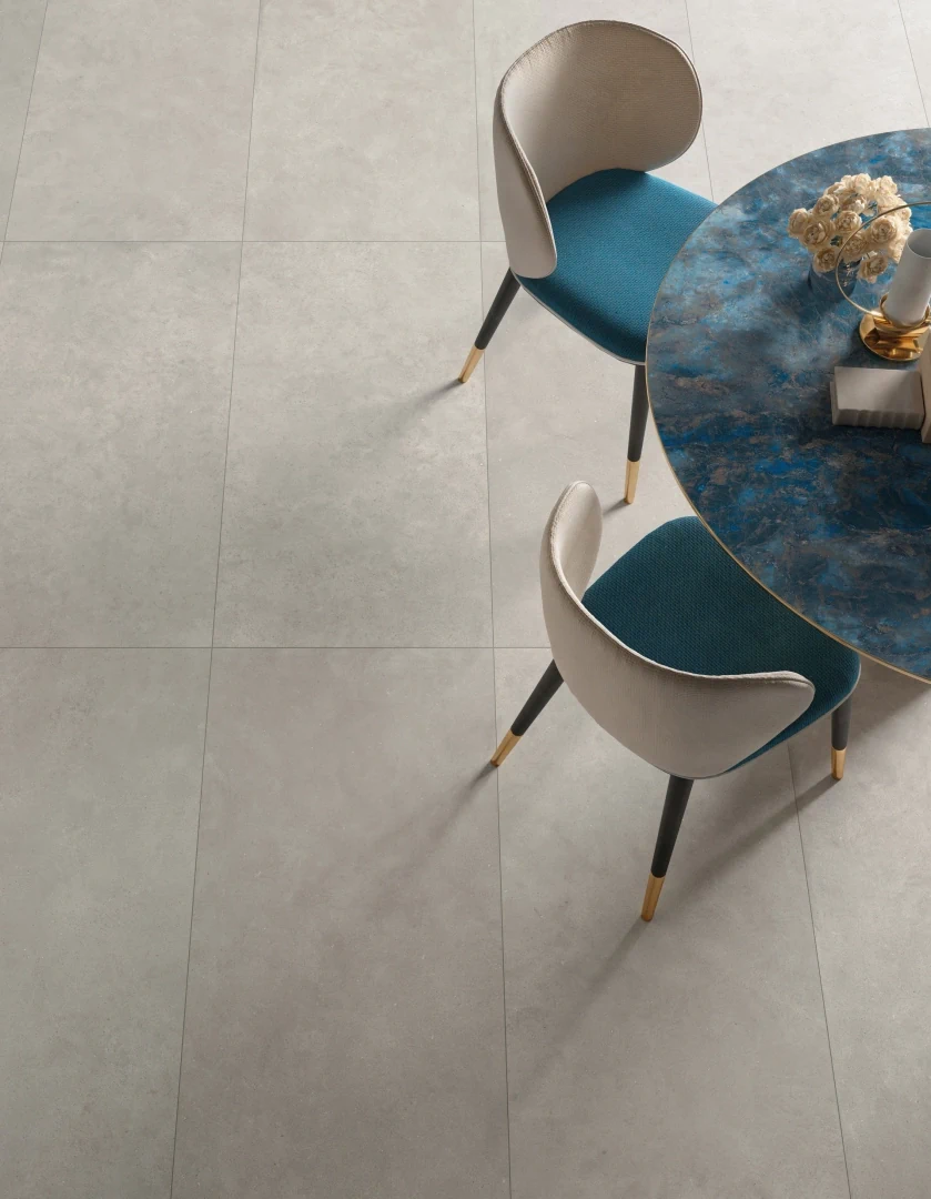 Gres Mirage VICEVERSA efekt terrazzo, kamień - aranzacja w korytarzu z naturalnym swiatlem