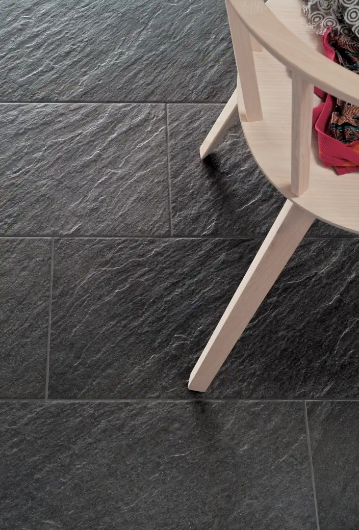 Gres Mirage QUARZITI 2.0 efekt kamień - aranzacja w eleganckiej lazience