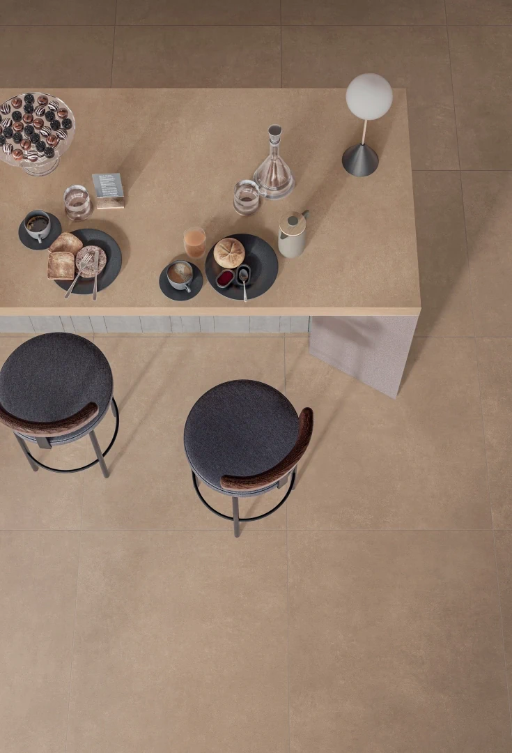 Gres Mirage GLOCAL efekt beton - aranzacja w strefie dziennej z duzymi przeszkleniami