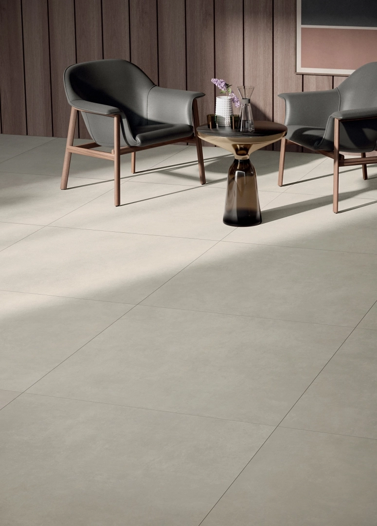 Gres Mirage GLOCAL efekt beton - aranzacja w korytarzu z naturalnym swiatlem