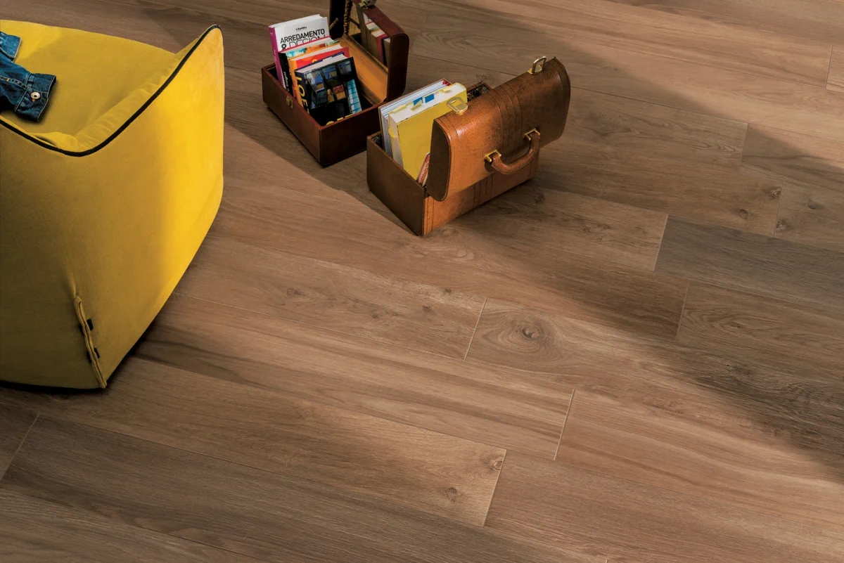 Gres Mirage SIGNATURE efekt drewno - aranzacja w eleganckiej lazience