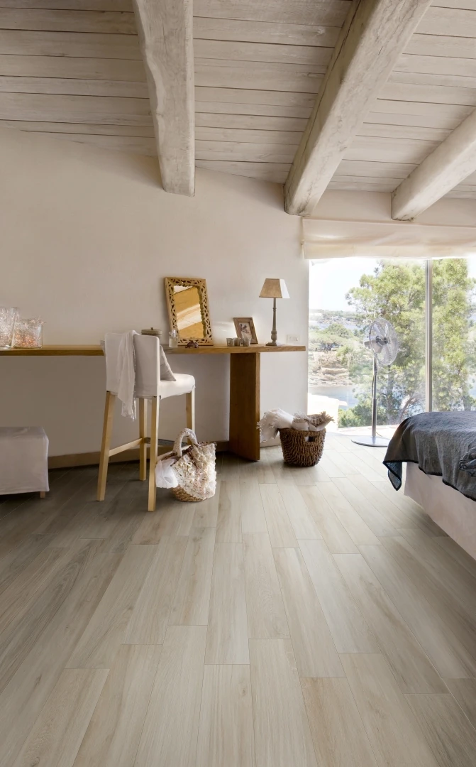 Gres Piemme COTTAGE efekt drewno - aranzacja w korytarzu z naturalnym swiatlem