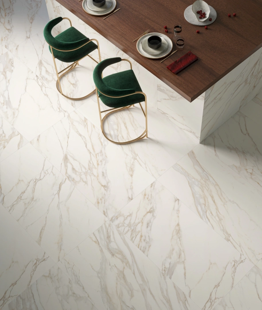 Gres Piemme MAJESTIC PURE SELECTION efekt marmur - aranzacja w strefie dziennej z duzymi przeszkleniami