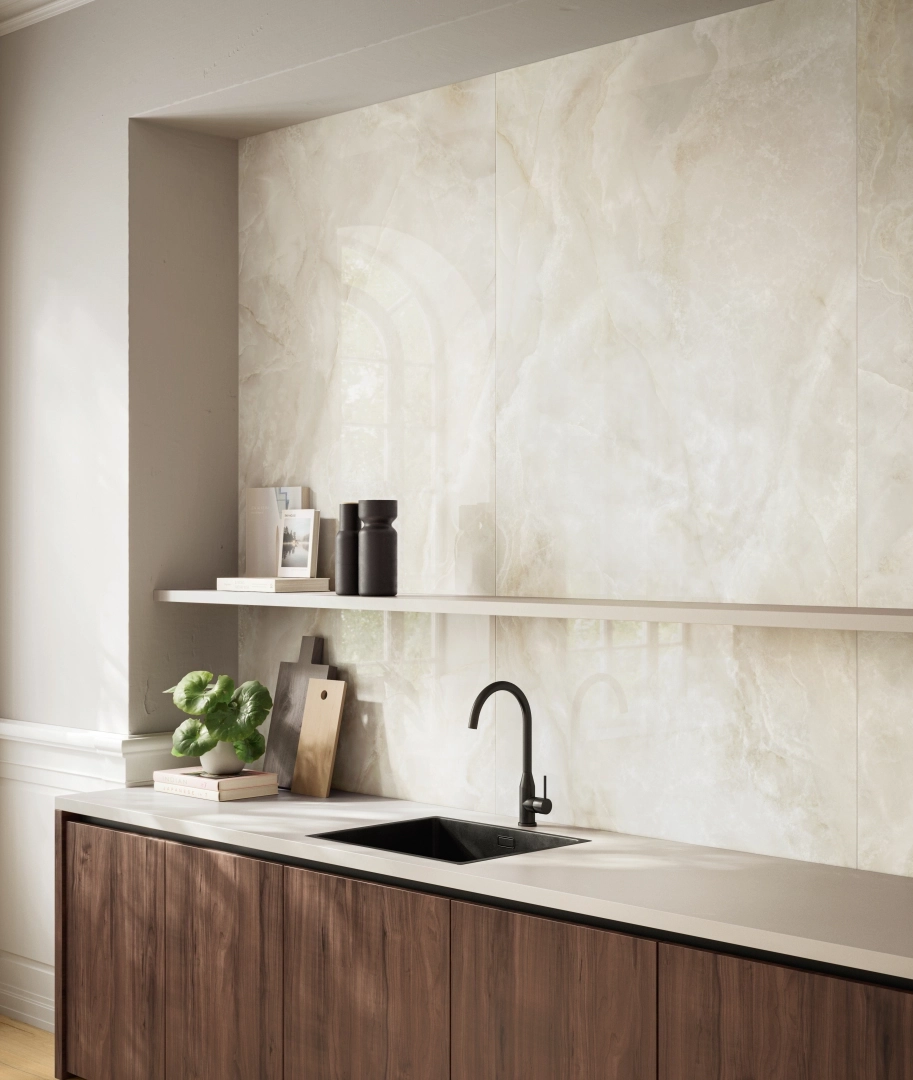 Gres Piemme MAJESTIC ONYX efekt marmur - aranzacja w korytarzu z naturalnym swiatlem