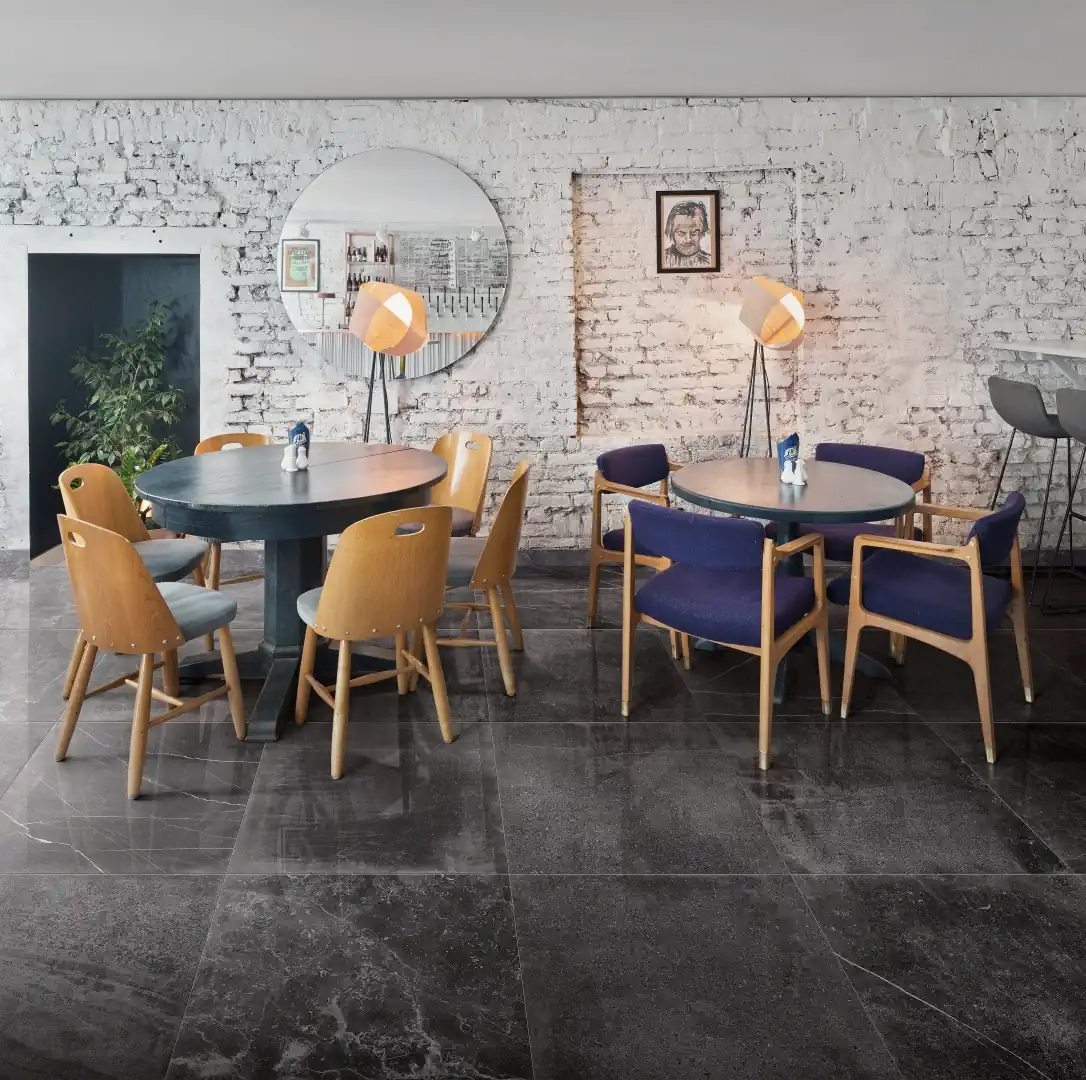 Gres Piemme UNIQUESTONE efekt kamień - aranzacja w przy kominku