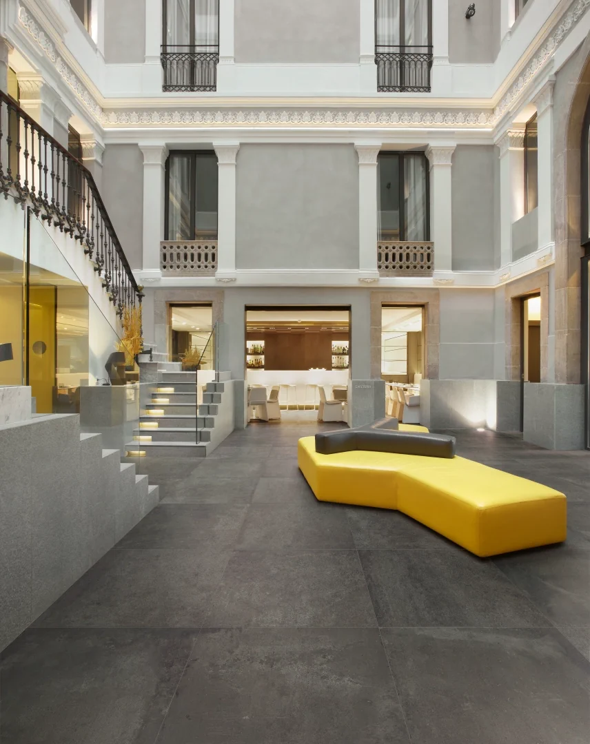 Gres Piemme CASTLESTONE efekt kamień - aranzacja w minimalistycznym wnetrzu