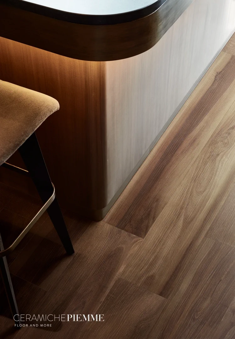 Gres Piemme FLEUR DE BOIS efekt drewno - aranzacja w przy kominku