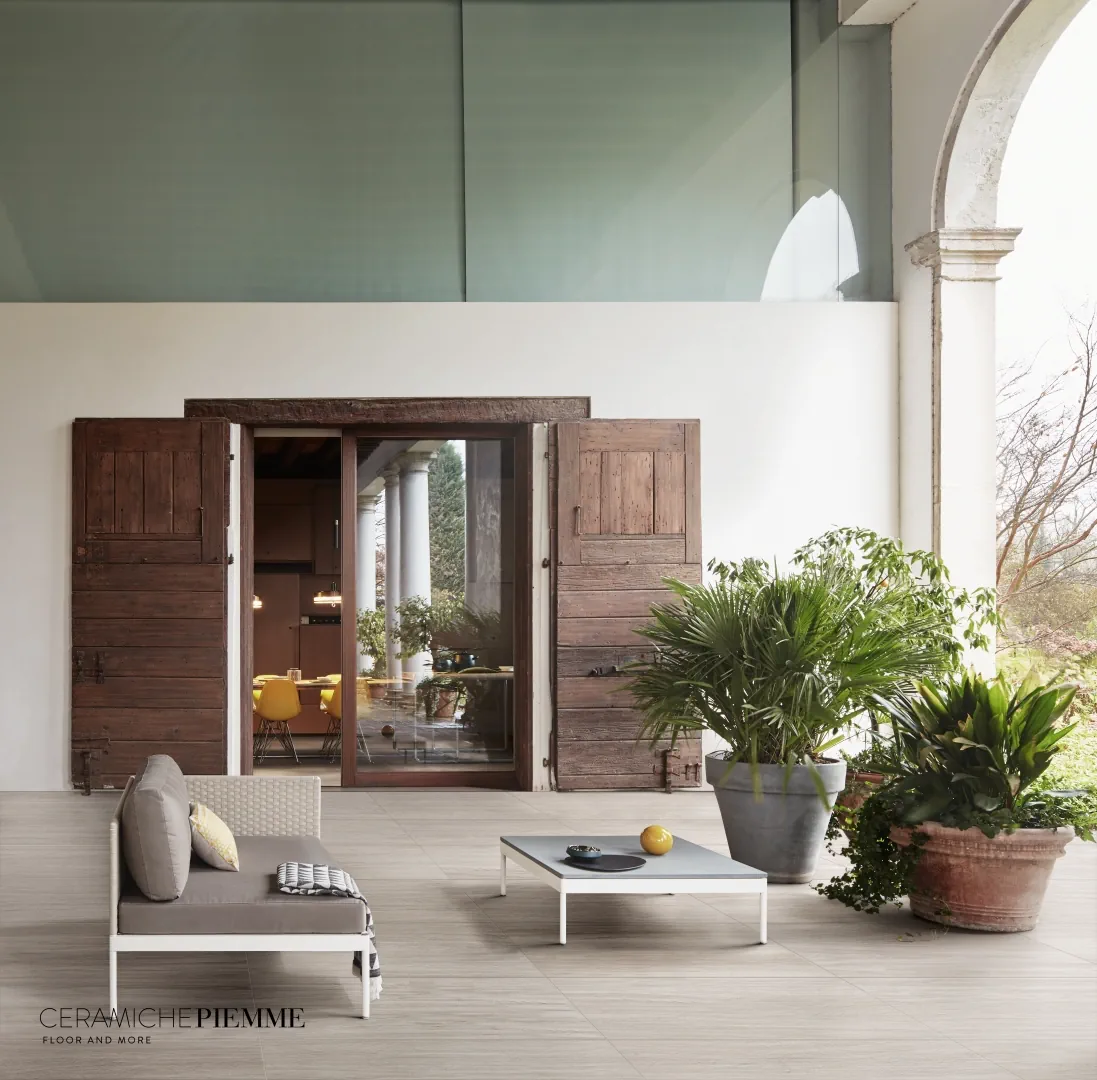 Gres Piemme FLEUR DE BOIS efekt drewno - aranzacja w przestronnym holu