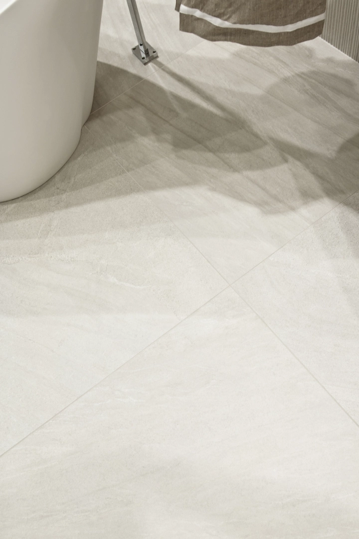 Gres Piemme PURESTONE efekt kamień - aranzacja w minimalistycznym wnetrzu