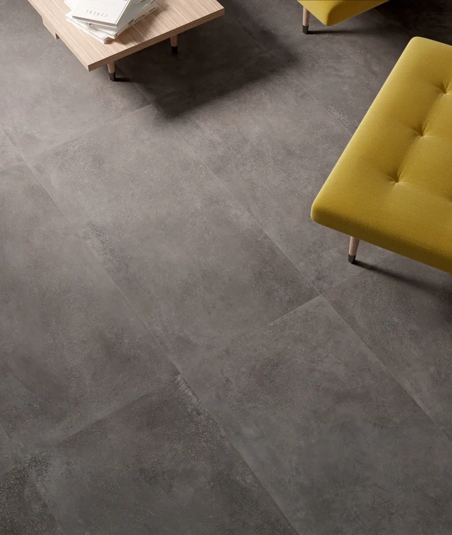 Gres Piemme GLITCH efekt beton - aranzacja w korytarzu z naturalnym swiatlem