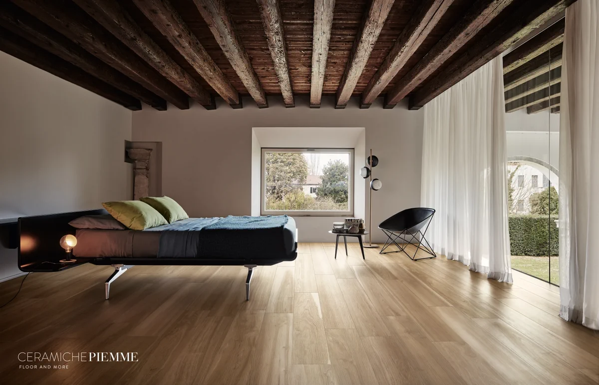 Gres Piemme FLEUR DE BOIS efekt drewno - aranzacja w przestronnym holu