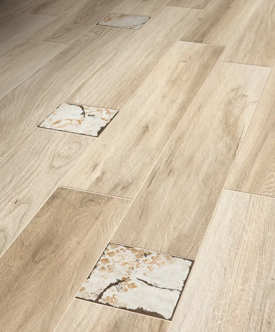 Gres Piemme COTTAGE efekt drewno - aranzacja w korytarzu z naturalnym swiatlem