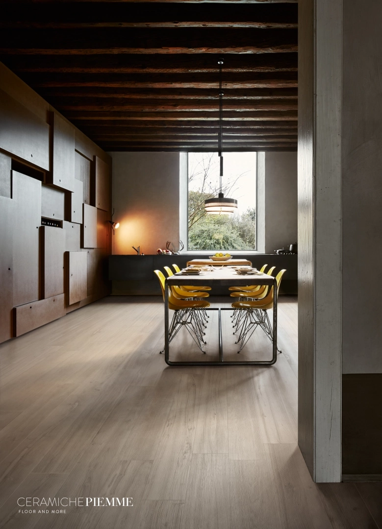 Gres Piemme FLEUR DE BOIS efekt drewno - aranzacja w nowoczesnym salonie