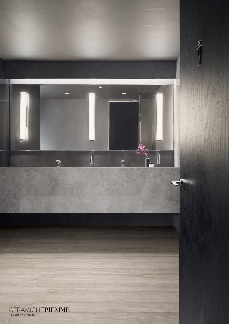 Gres Piemme FLEUR DE BOIS efekt drewno - aranzacja w korytarzu z naturalnym swiatlem