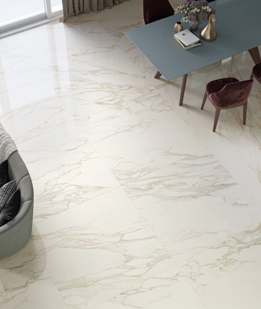 Gres Piemme MAJESTIC PURE SELECTION efekt marmur - aranzacja w korytarzu z naturalnym swiatlem