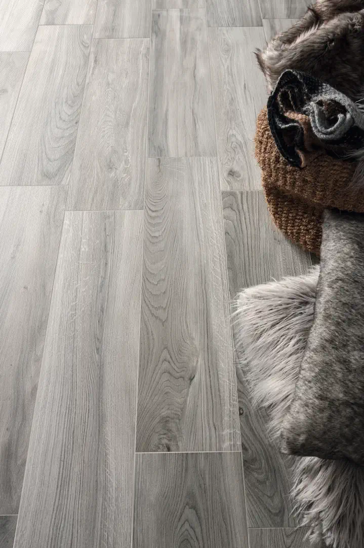 Gres Piemme COTTAGE efekt drewno - aranzacja w minimalistycznym wnetrzu
