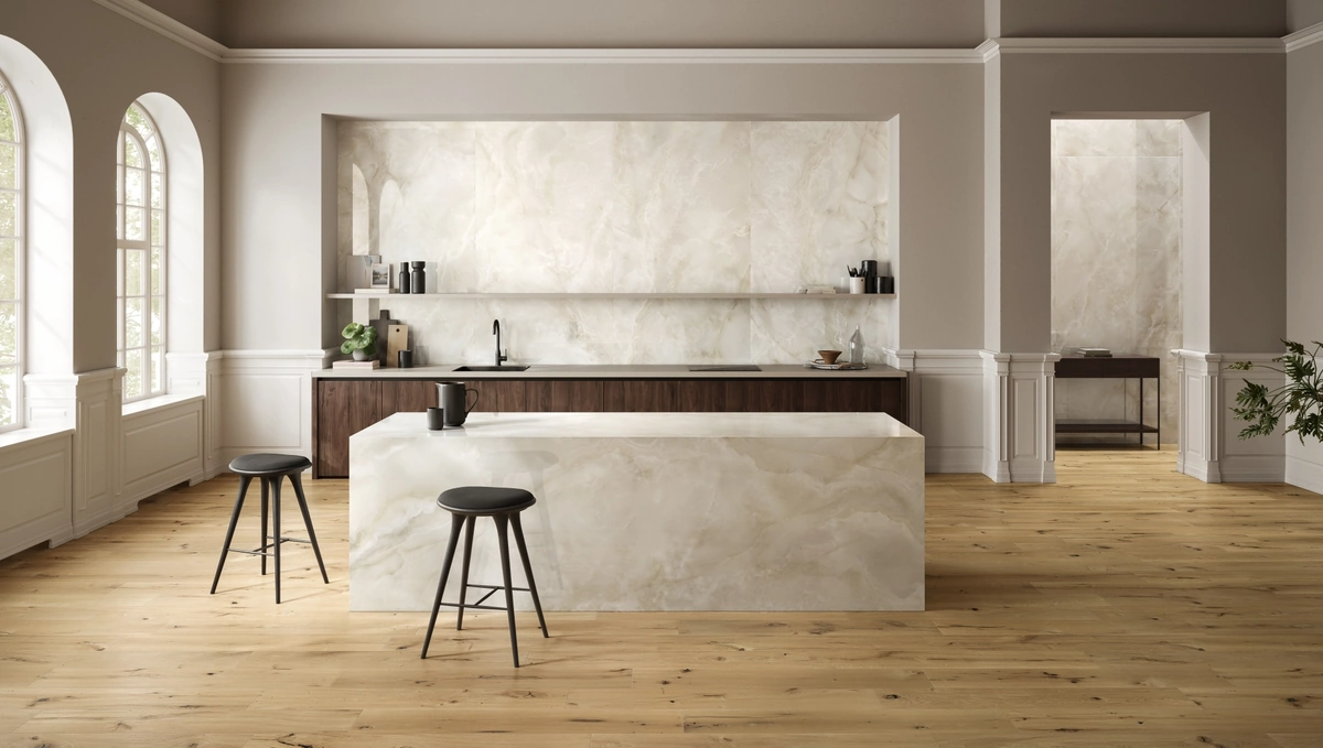 Gres Piemme MAJESTIC ONYX efekt marmur - aranzacja w przy kominku