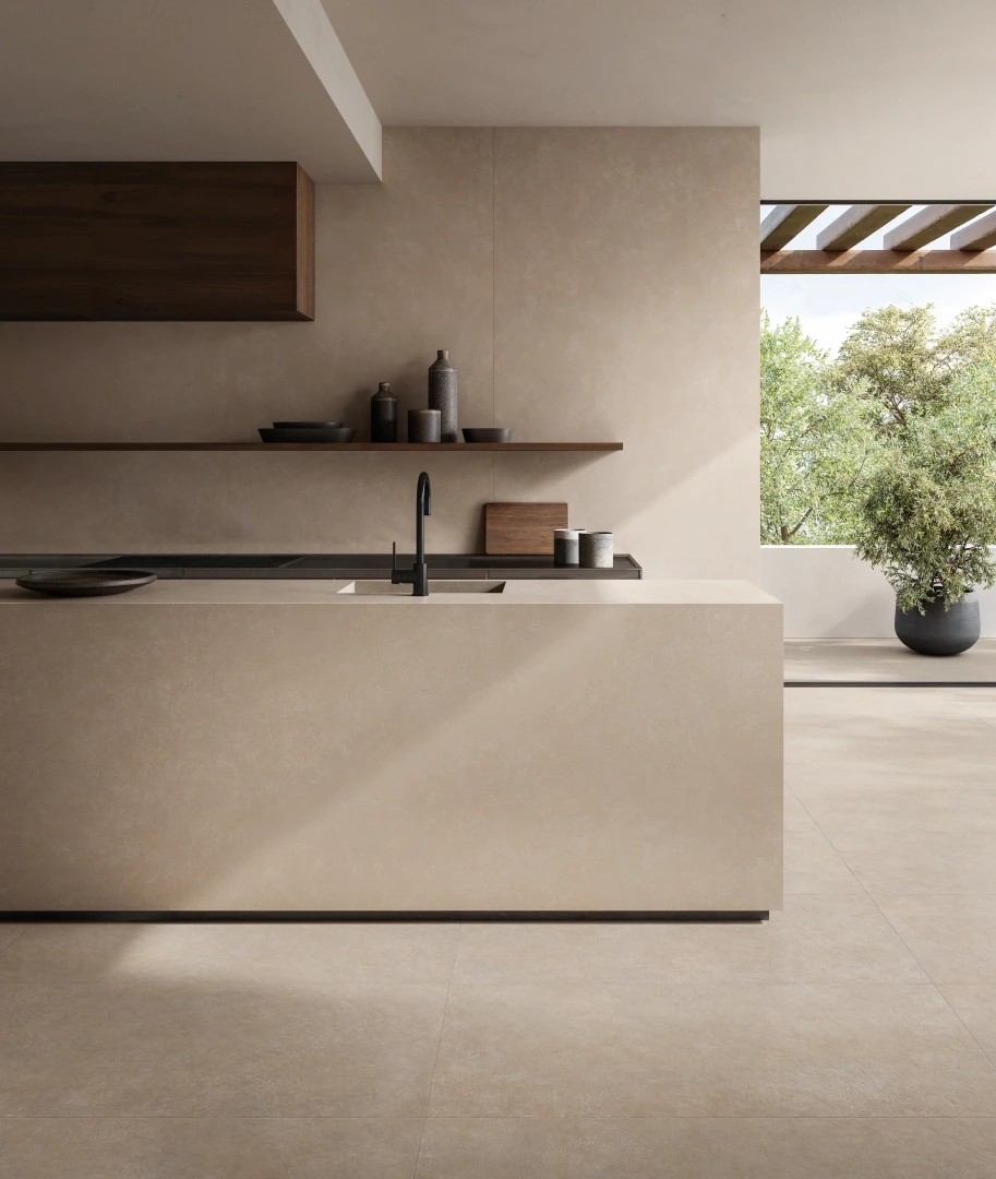 Gres Piemme CEMENT VIBES efekt beton - aranzacja w korytarzu z naturalnym swiatlem