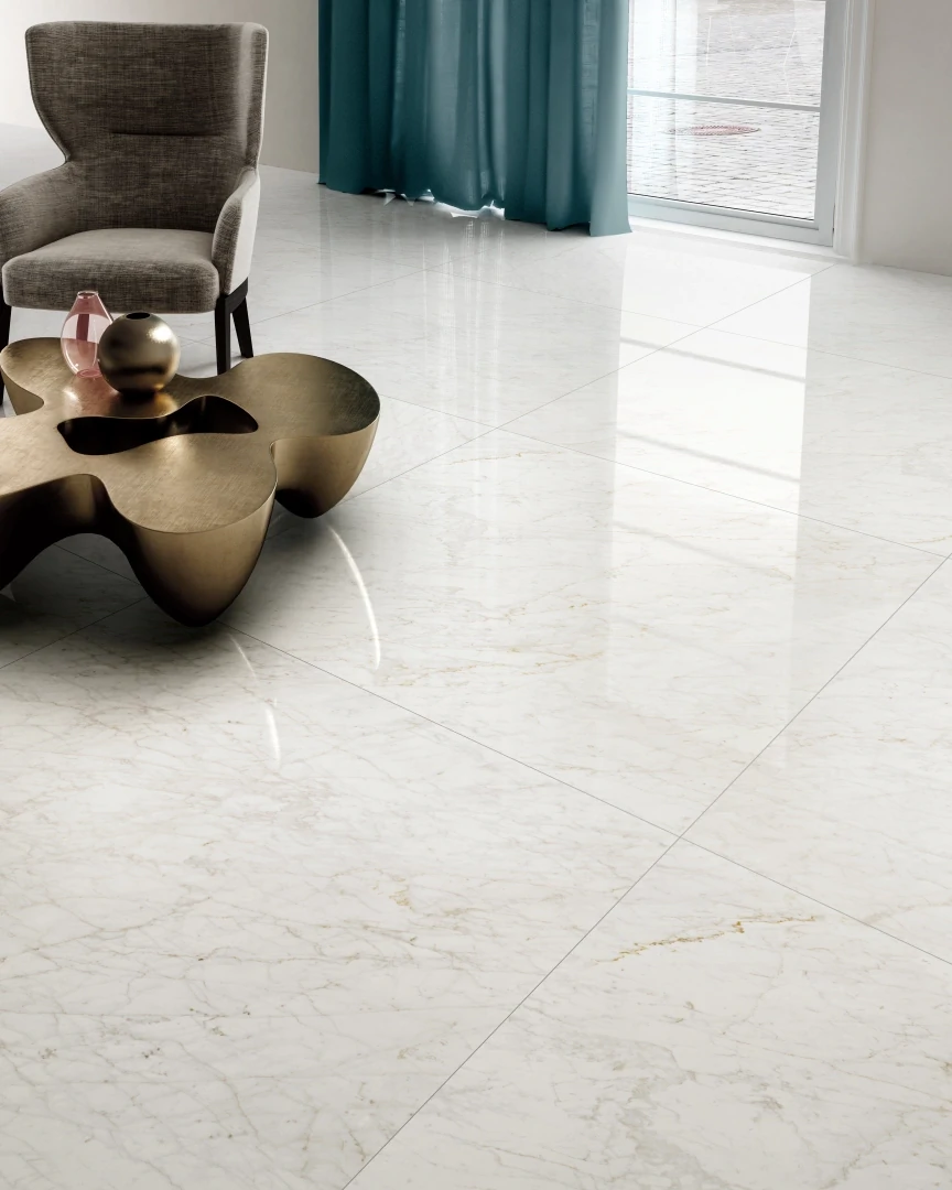 Gres Piemme MAJESTIC efekt marmur - aranzacja w korytarzu z naturalnym swiatlem