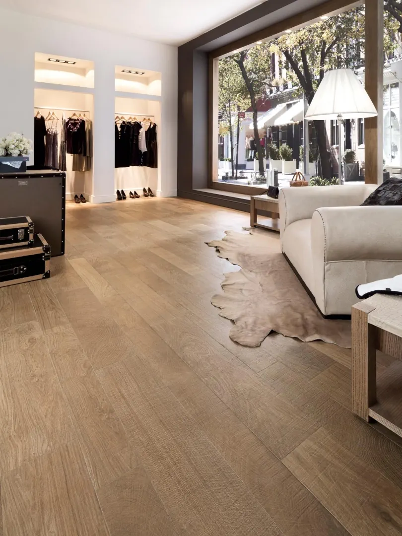 Gres Porcelanosa OXFORD efekt drewno - aranzacja w strefie dziennej z duzymi przeszkleniami